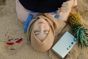 liggande kvinna i hijab