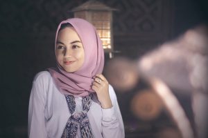 kvinna i lila hijab